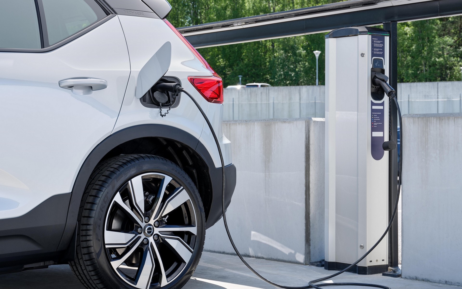 Η Volvo Cars και η Plugsurfing προσφέρουν πανευρωπαϊκή υπηρεσία φόρτισης για όλα τα ηλεκτρικά μοντέλα