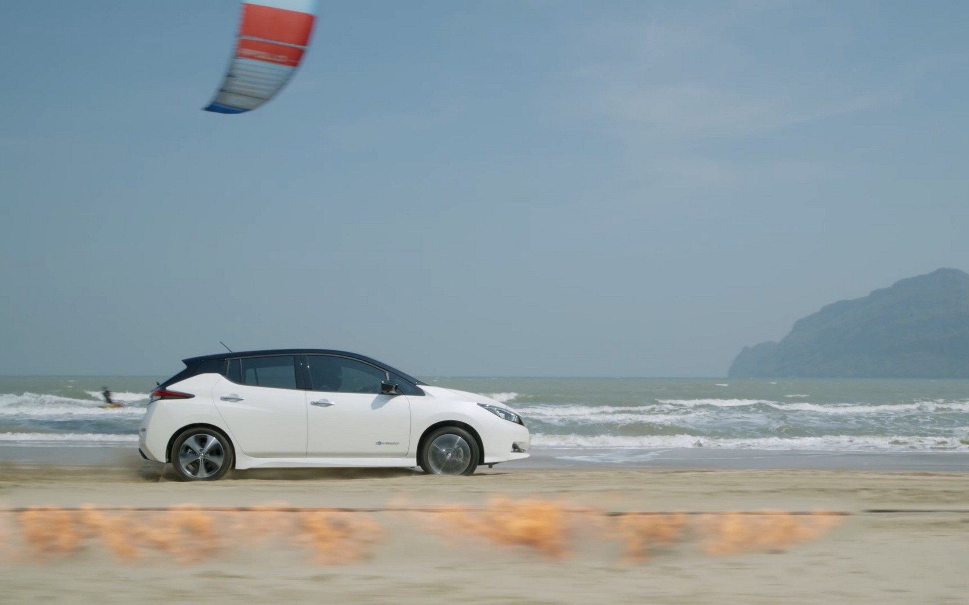 Το Nissan LEAF κόντρα στον αέρα και τη φωτιά. Ποιος κερδίζει;