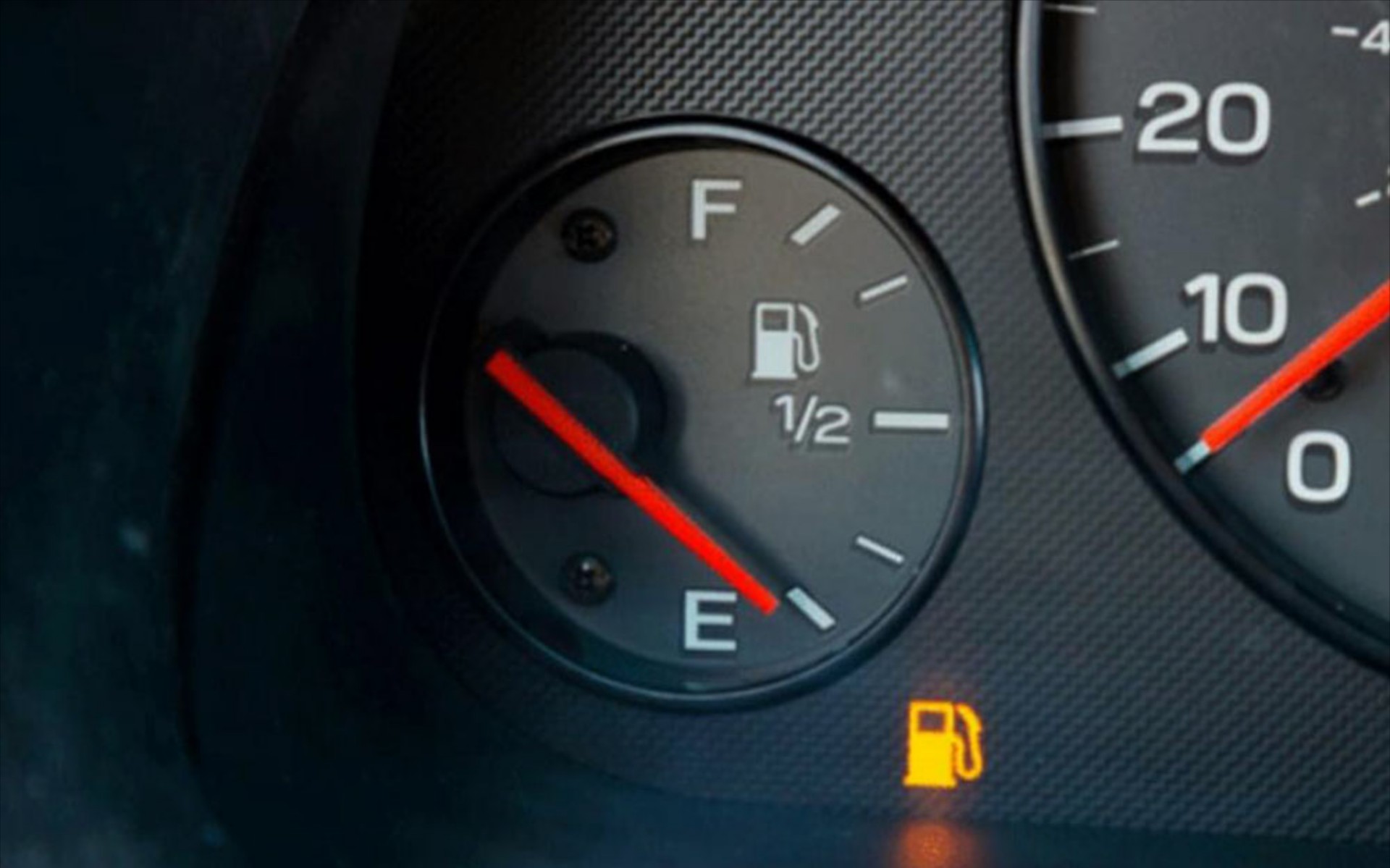 Οδηγείς με αναμμένο λαμπάκι βενζίνης; Δες τι ζημιά προκαλείς