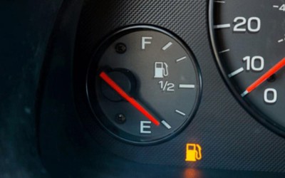 Οδηγείς με αναμμένο λαμπάκι βενζίνης; Δες τι ζημιά προκαλείς