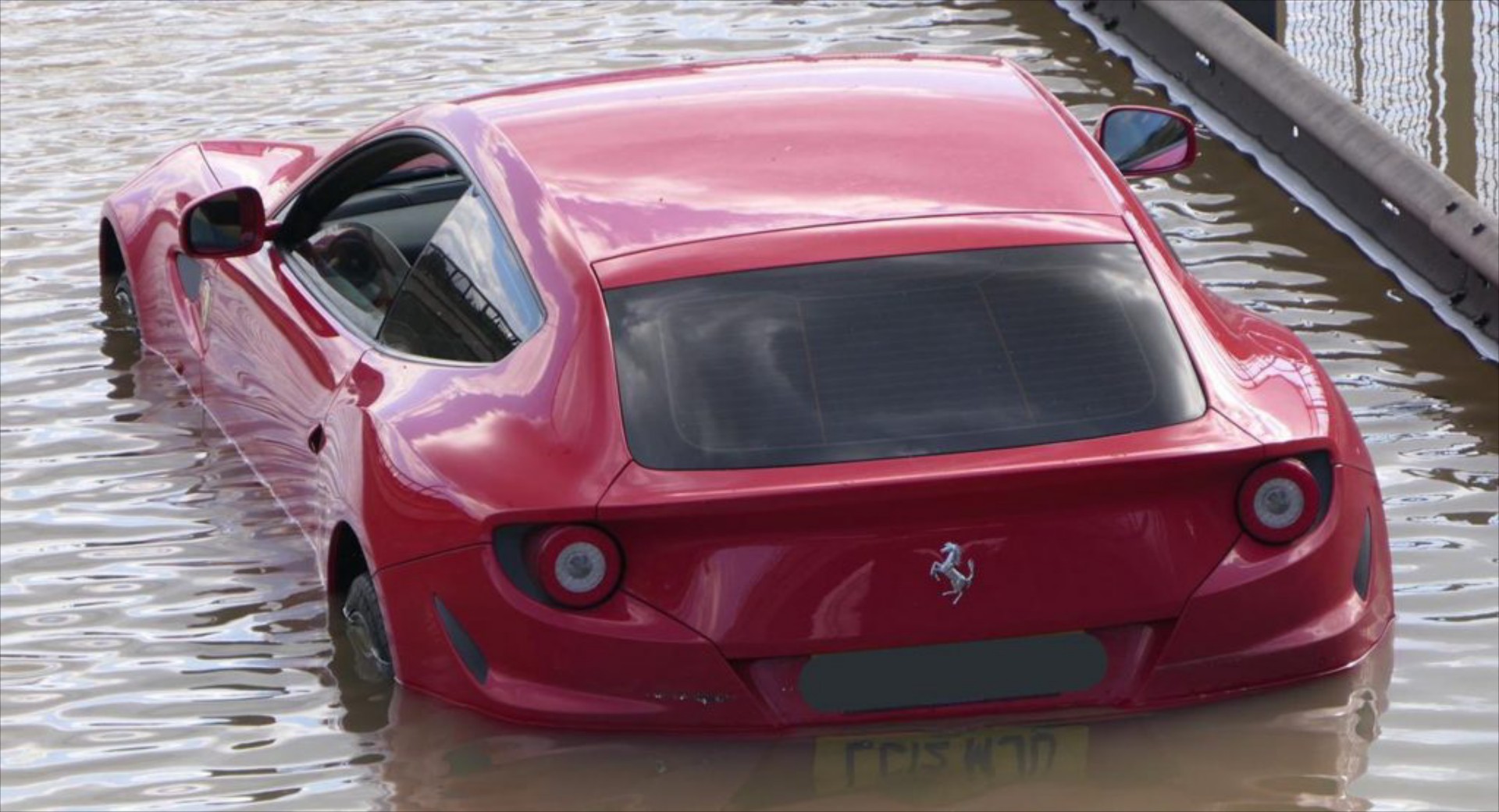 Γιατί μία Ferrari FF κολυμπάει στο Λονδίνο; [Video]