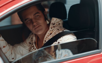 Ο Έλβις ζει και οδηγεί... Strada [Video]