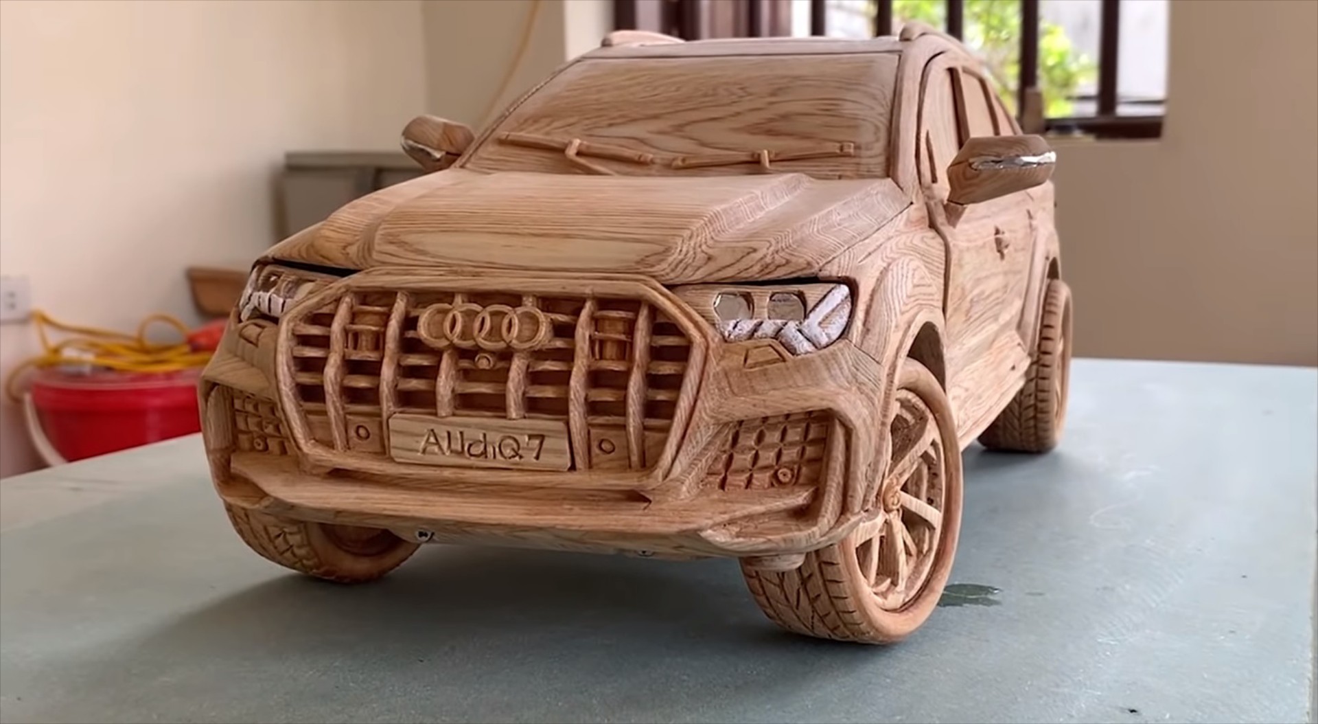 Ένα Audi Q7 υπό κλίμακα, φτιαγμένο από ξύλο στο χέρι [Video] 