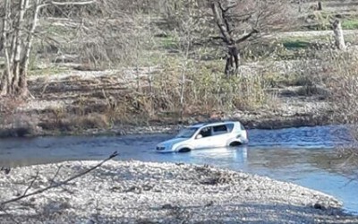 Δεκάδες εγκαταλελειμμένα αυτοκίνητα διακινητών στον Έβρο