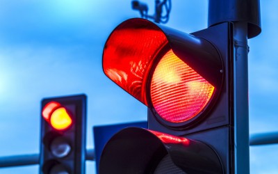 Συνεχίζουν να περνάνε «αέρα» το κόκκινο φανάρι οι Έλληνες!