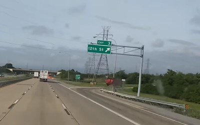 Toyota RAV4 απογειώνεται μετά από σύγκρουση σε μπαριέρα [Video]