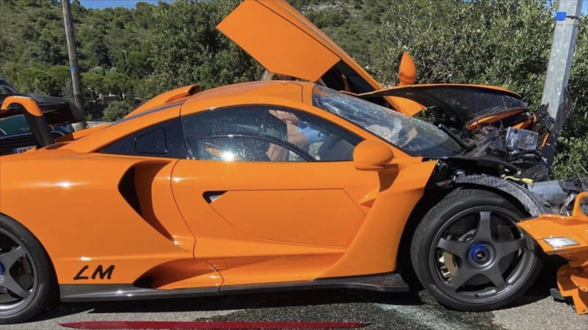 Μια σπάνια McLaren Senna LM έγινε σμπαράλια!