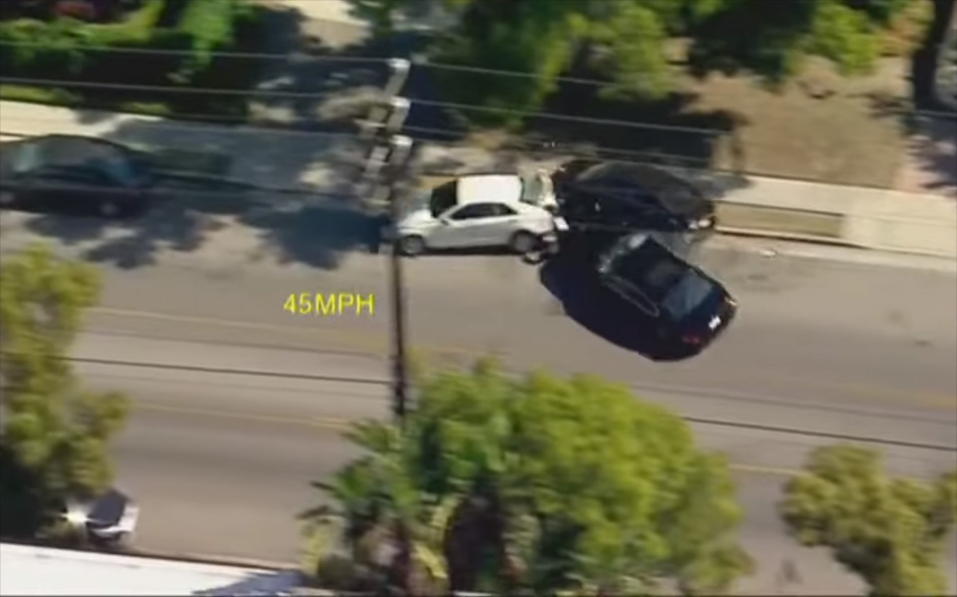 Αστυνομική καταδίωξη πολυτελούς αυτοκινήτου κατέληξε σε σφοδρή σύγκρουση (video)