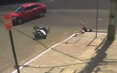 Αυτοκίνητο χτυπάει σκούτερ και η αναβάτρια καταλήγει σε ανοιχτό φρεάτιο (video)