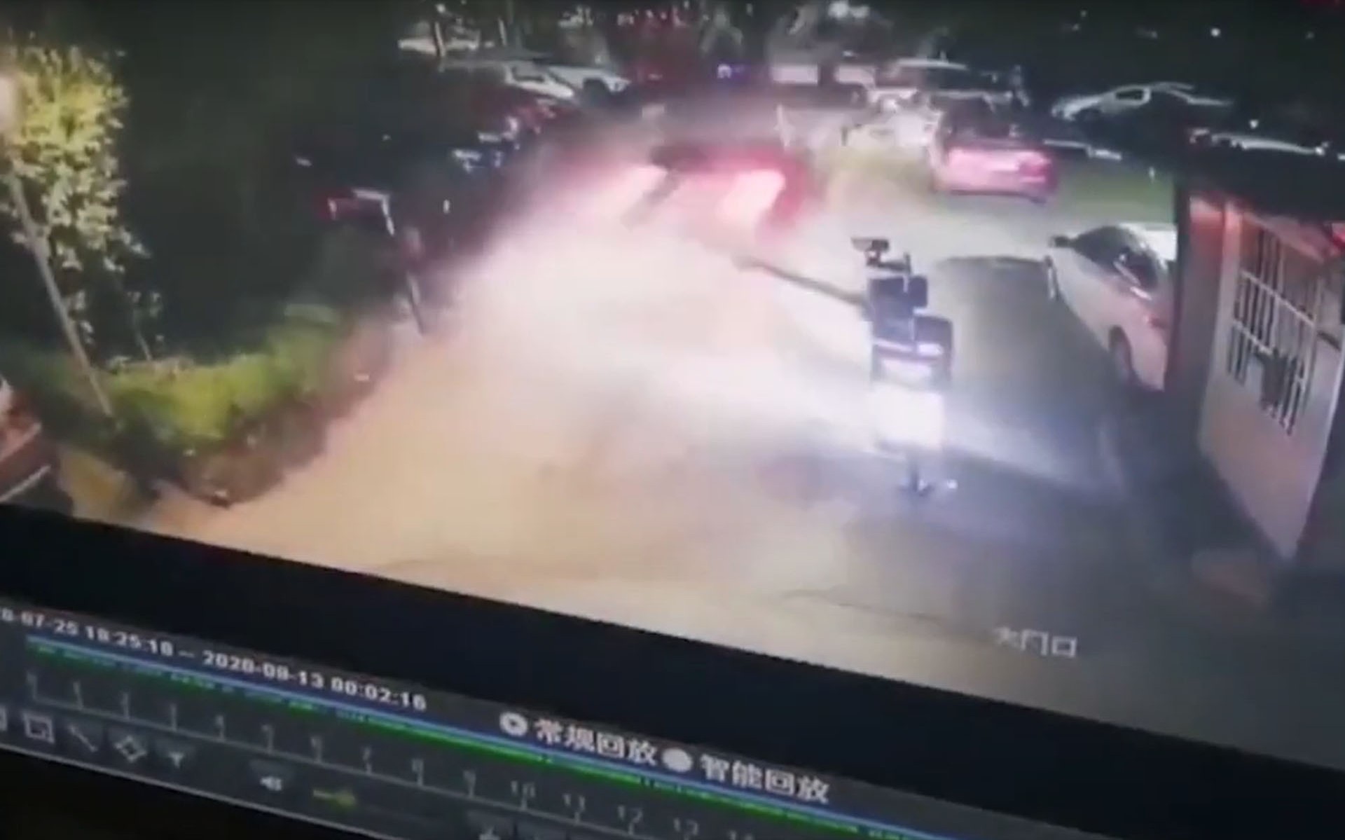 Δεν είναι ιπτάμενος δίσκος, αλλά Tesla Model 3! 