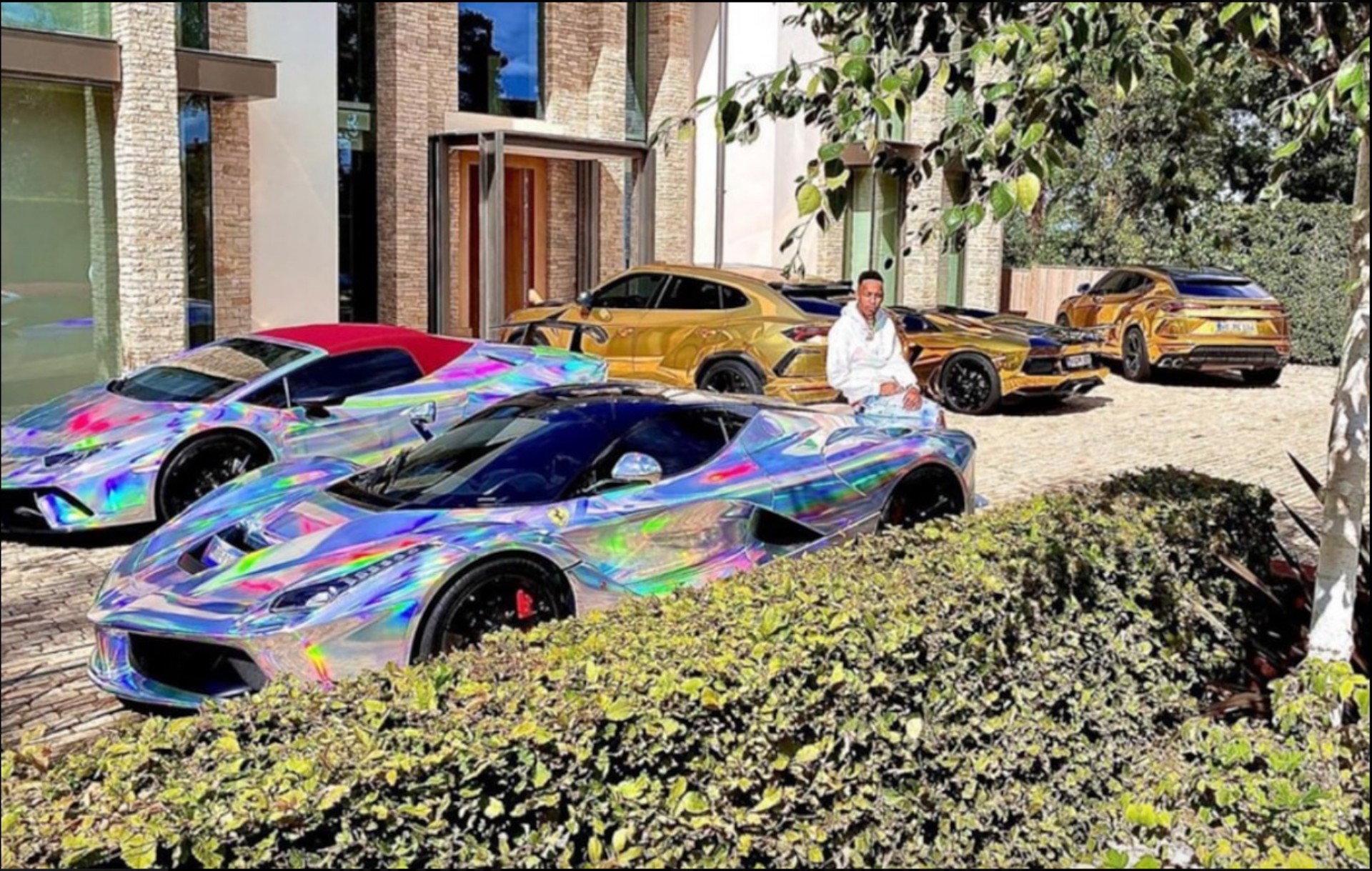 Για να δεις τη συλλογή αυτοκινήτων του Aubameyang χρειάζεσαι γυαλιά ηλίου
