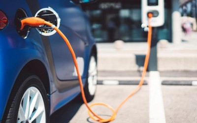 “Έως το 2040 τα ηλεκτρικά οχήματα θα έχουν ‘κυριεύσει’ τον πλανήτη”