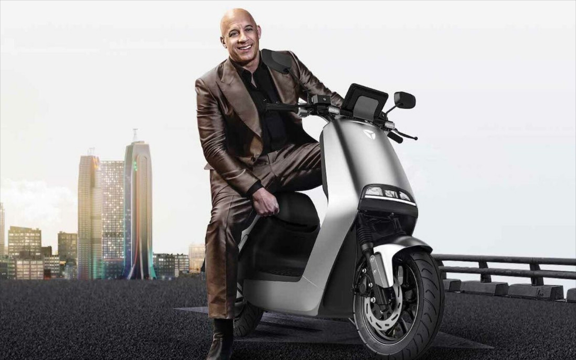 Το είδαμε και αυτό: Ο “βενζινοαίματος” Vin Diesel διαφημίζει ηλεκτρικό σκούτερ! (Video)