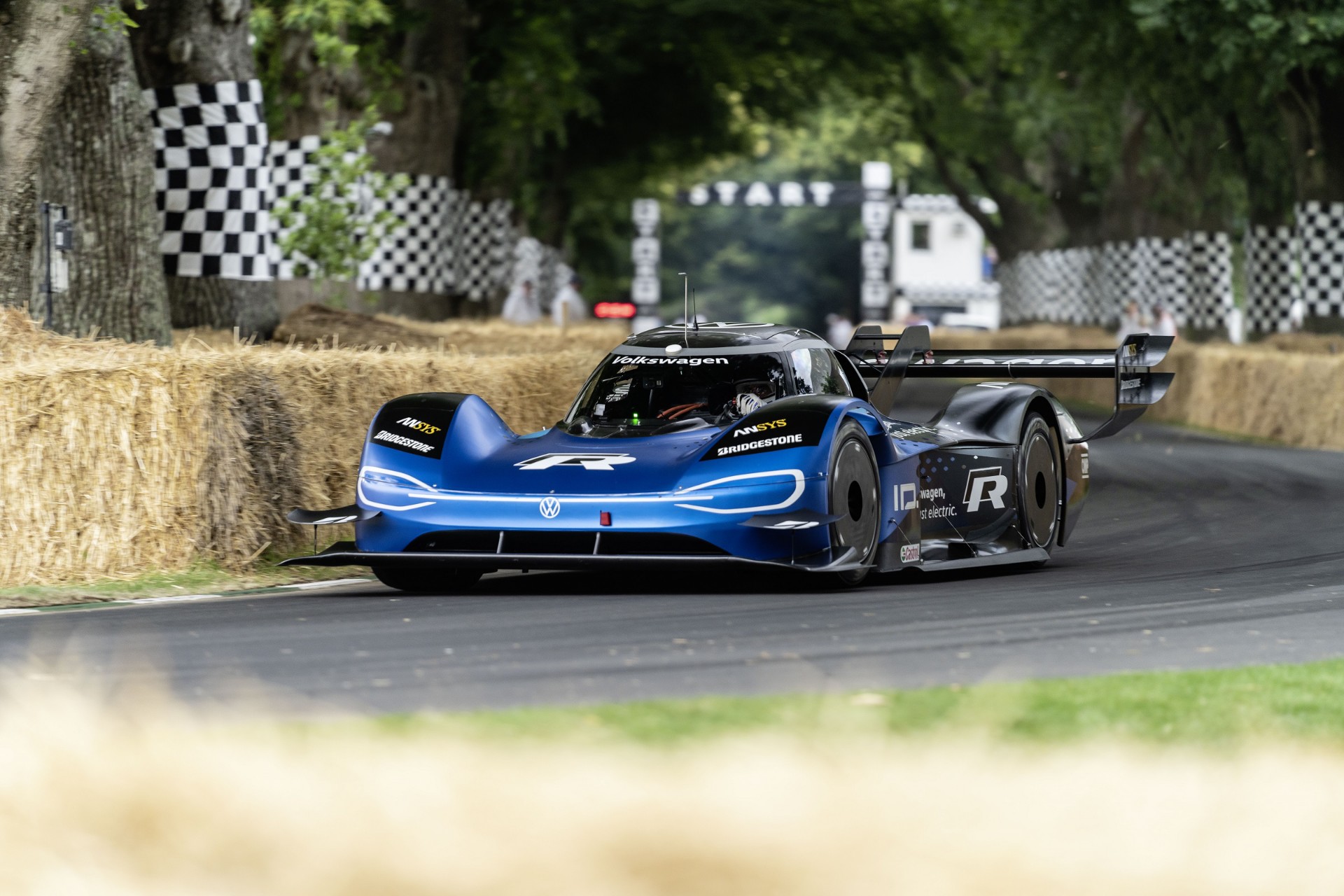 Η Volkswagen «ηλεκτρίζει» το Goodwood με το ID.R