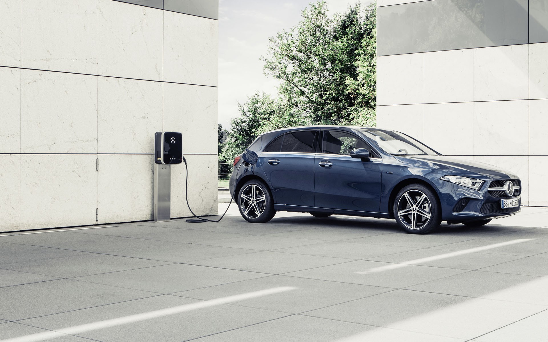 Ήρθαν στην Ελλάδα οι plug-in υβριδικές A-Class hatch και sedan (τιμές)