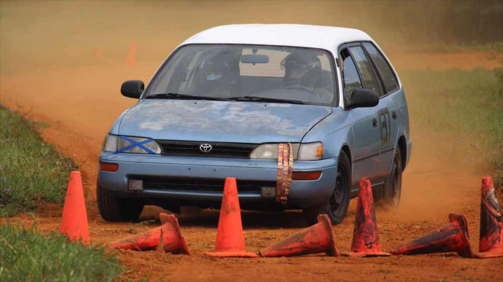 Το να οδηγείς ένα σαραβαλάκι σε πίστες rallycross, είναι το άθλημα που πάντα έψαχνες!