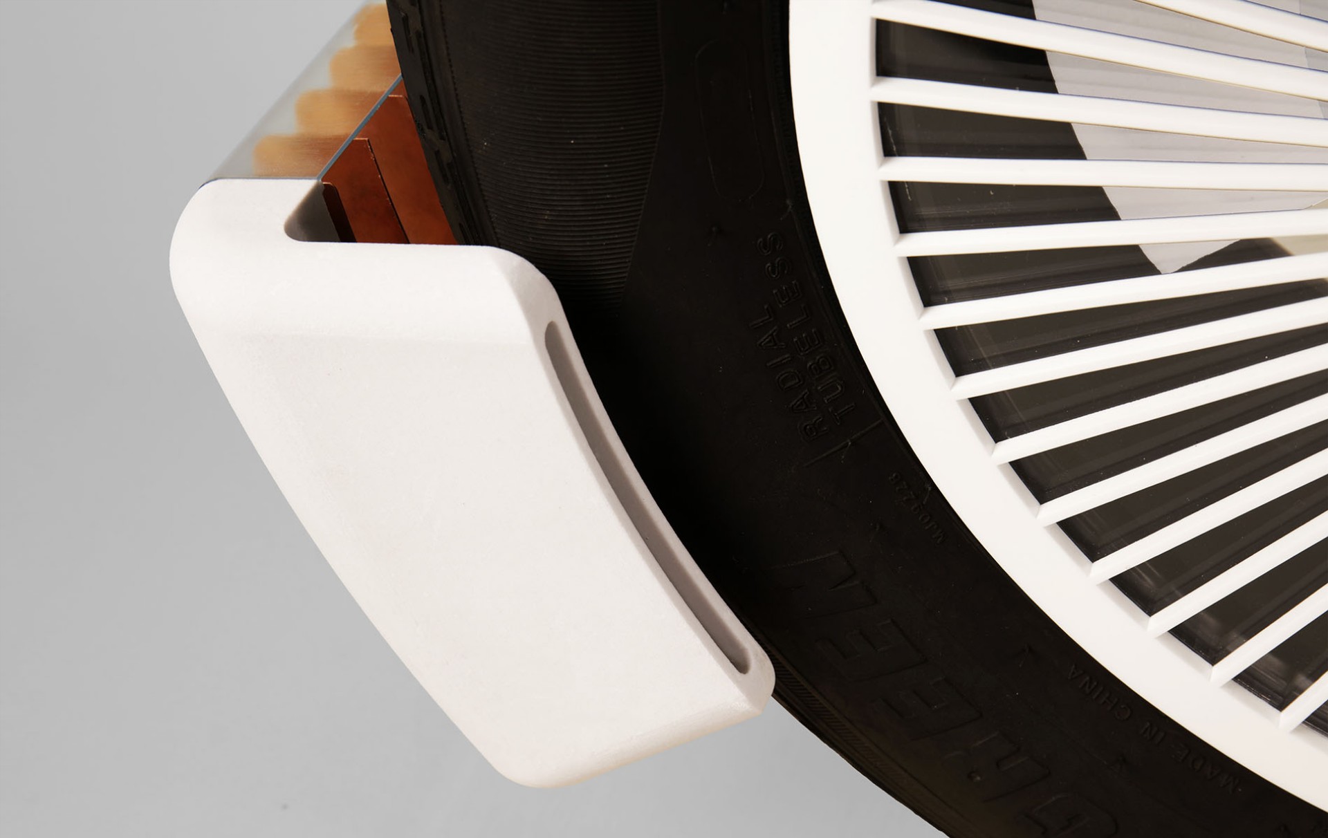 Συσκευή που μαζεύει τα κομματάκια που αποσπώνται από τα ελαστικά (video)