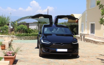 Tesla Model X: Ήρθε τώρα στην Ελλάδα αλλά εμείς το είχαμε οδηγήσει πριν 2 χρόνια!