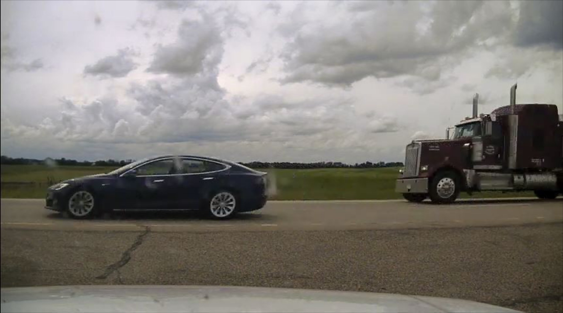 Η αστυνομία έπιασε ένα Tesla Model S να πηγαίνει με 150 km/h στον αυτόματο, ενώ ο οδηγός κοιμόταν