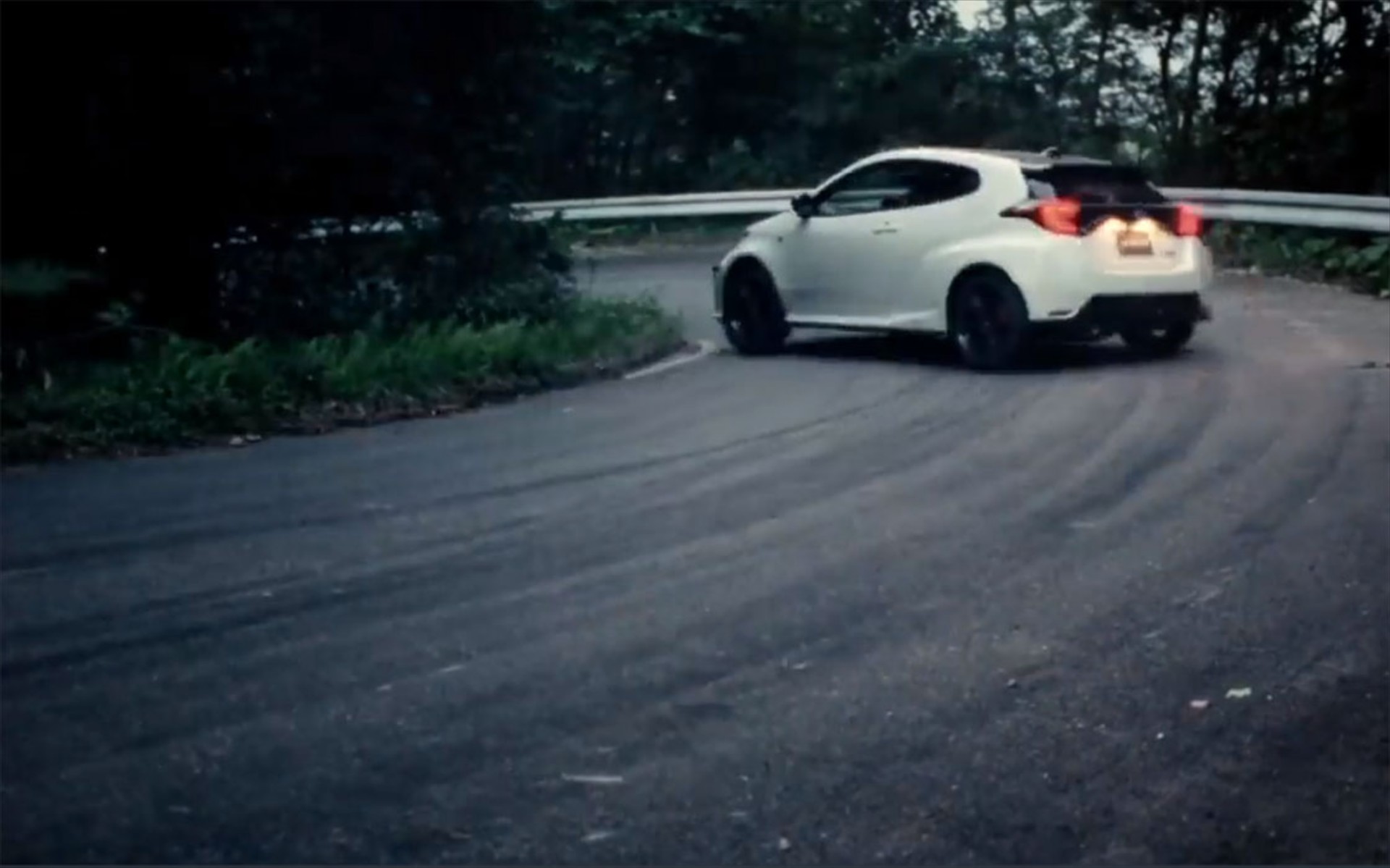 Δείτε το GR Yaris να κοντράρεται με το Yaris WRC! (video)
