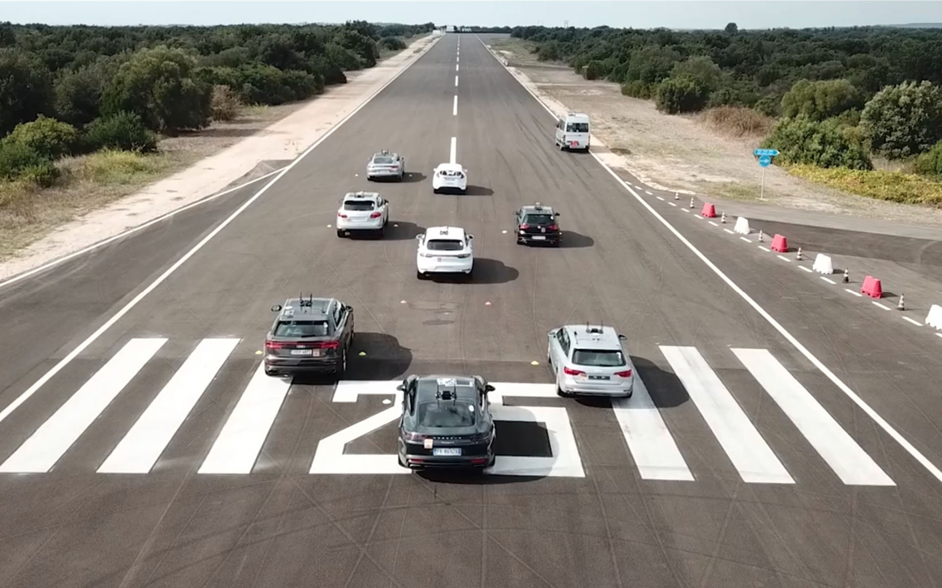 Video: Δοκιμές με 8 αυτόνομα οχήματα στον ίδιο δρόμο