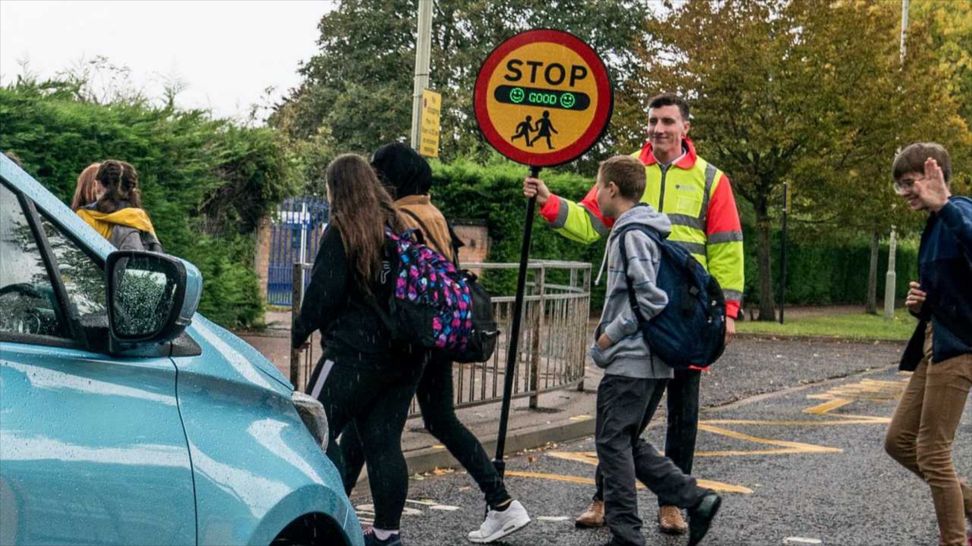 Το σήμα STOP έξω από τα σχολεία μετρά την ατμοσφαιρική ρύπανση [Video]