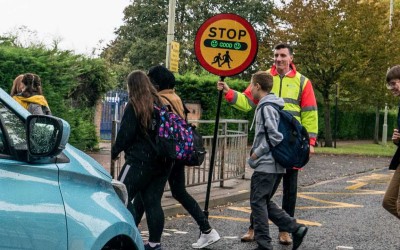 Το σήμα STOP έξω από τα σχολεία μετρά την ατμοσφαιρική ρύπανση [Video]