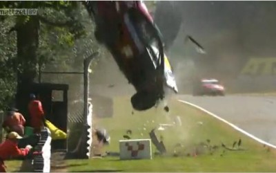 Απίστευτο ατύχημα στο Brands Hatch