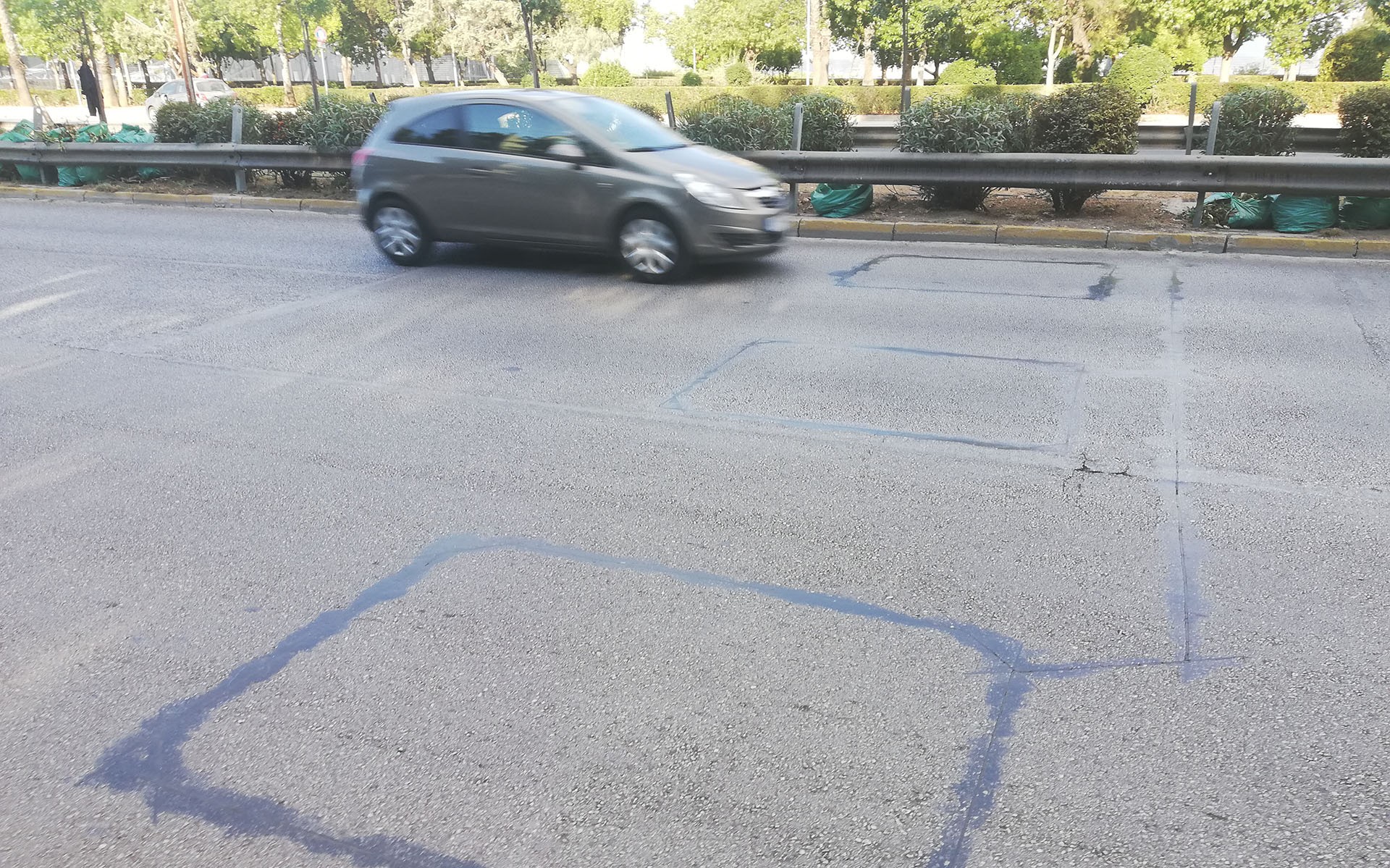 Τετράγωνα σημάδια στην άσφαλτο: Γνωρίζετε τι είναι;