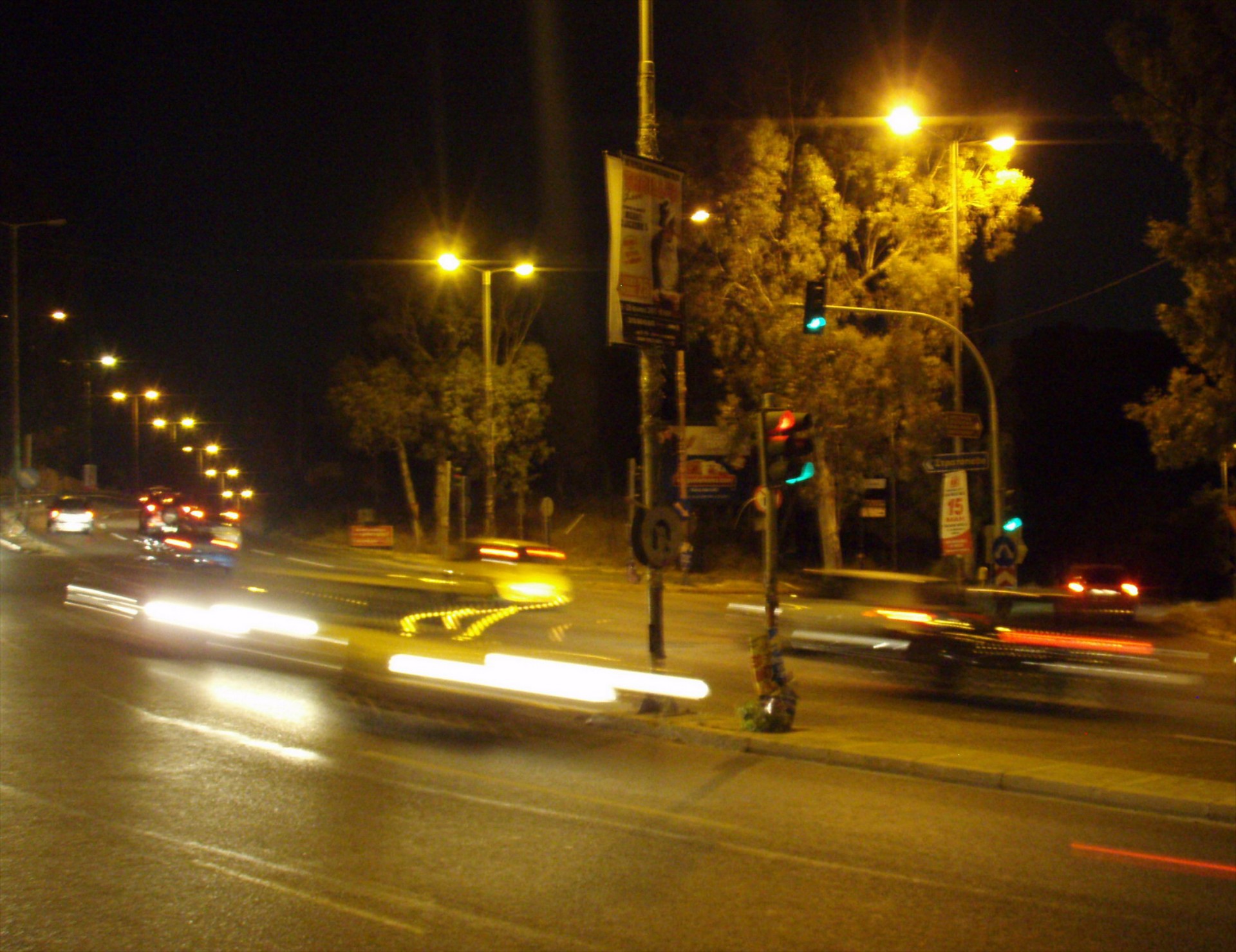 Σπατάλη ενέργειας σε δρόμους της Αθήνας