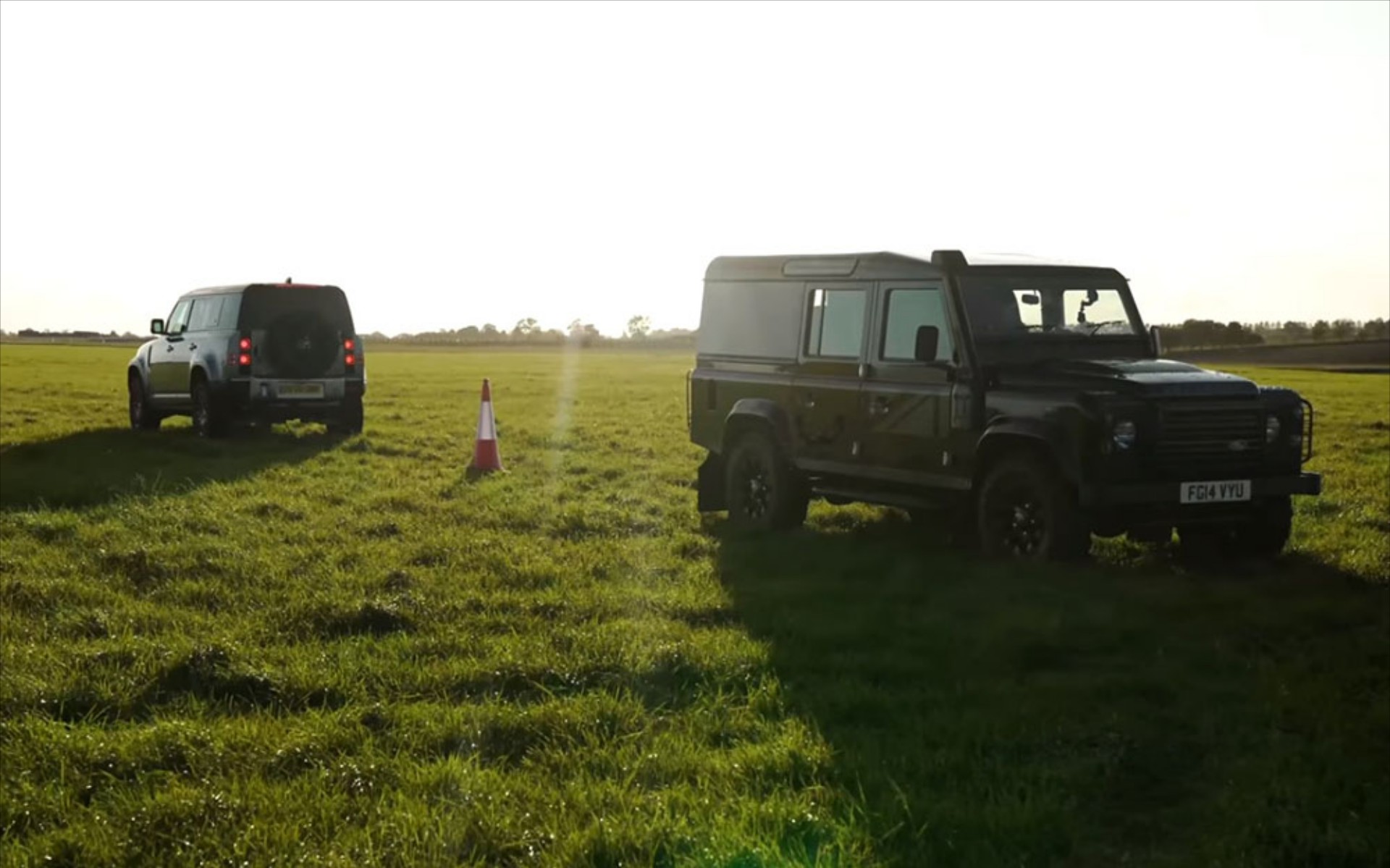 Land Rover Defender: Νέο και Παλιό σε διελκυστίνδα - Video