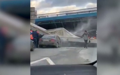 Γέφυρα πέφτει πάνω σε αυτοκίνητο μετά από σύγκρουση με μπετονιέρα [Video]