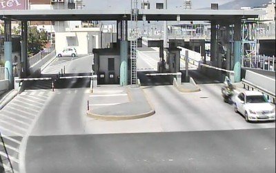 Video: Μοτοσικλέτα δεν σταματά στα διόδια της Αττικής Οδού και πέφτει πάνω σε αυτοκίνητο