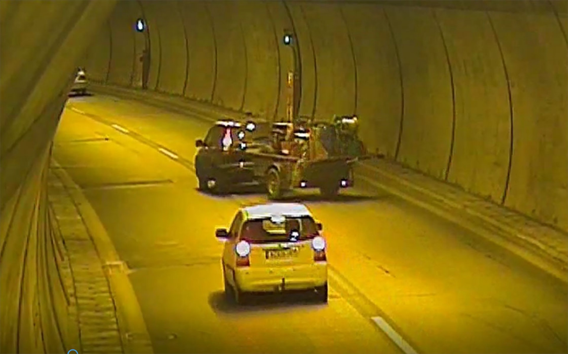 Video: Οδηγός χάνει τον έλεγχο του τρέιλερ μέσα σε ελληνικό τούνελ