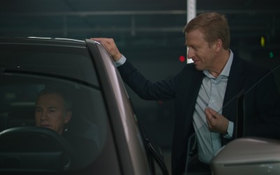 Ο ηθοποιός Cristoph Waltz δοκιμάζει την ηλεκτρική BMW iX