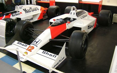 Ο Hamilton οδηγάει την Mclaren του Senna