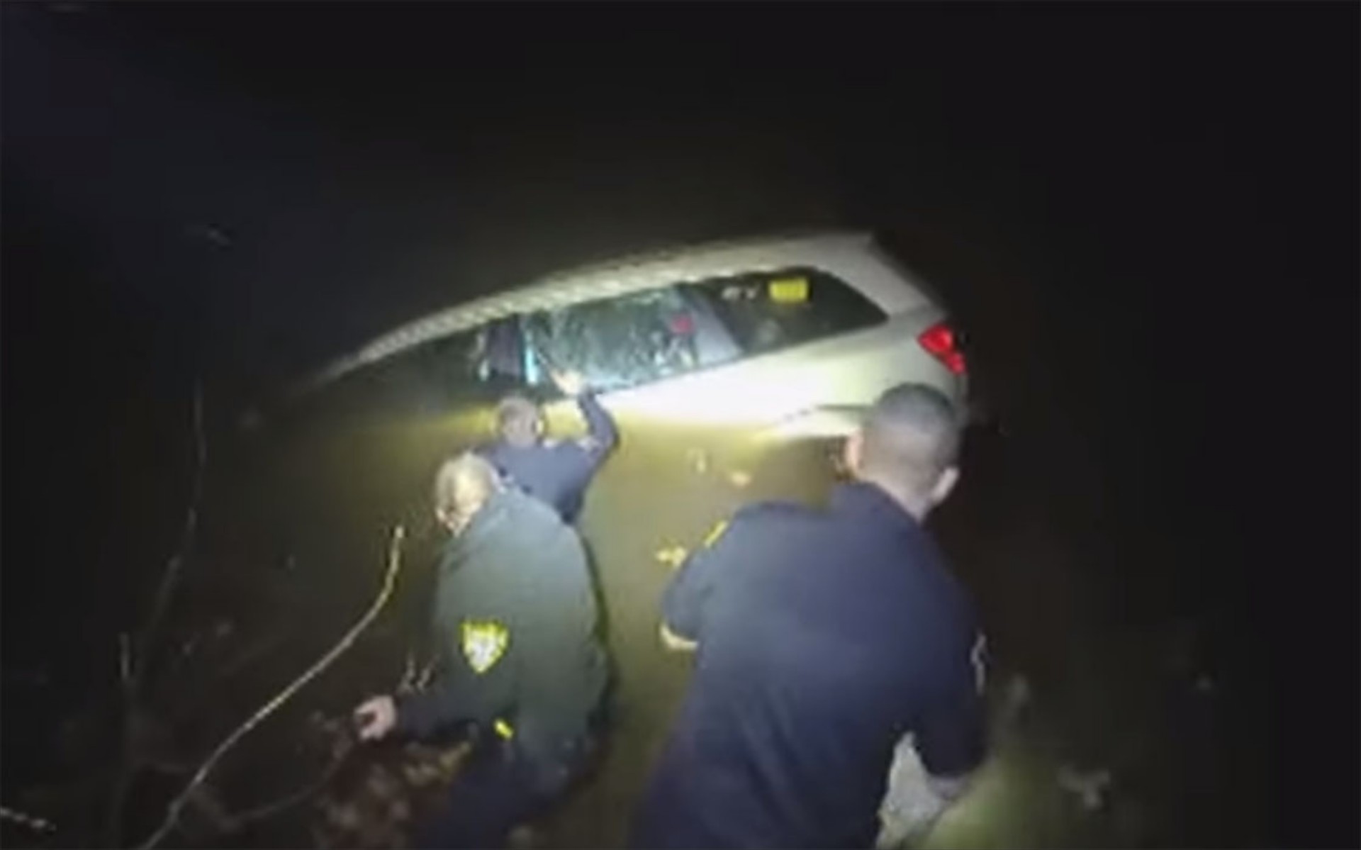 Ήρωες αστυνομικοί: Έσωσαν γυναίκα από βυθισμένο σε ποτάμι αυτοκίνητο (video)