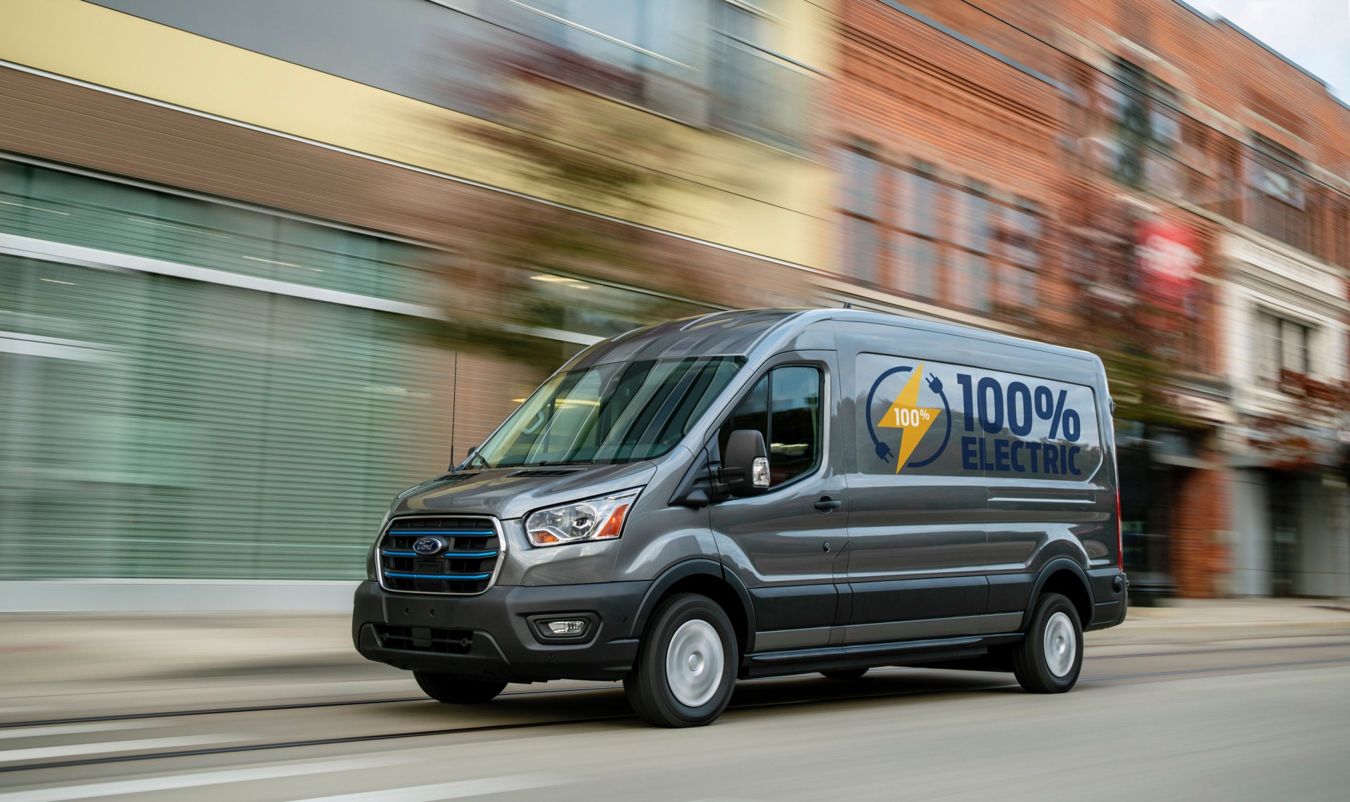 Black Friday: Το ηλεκτροκίνητο Ford Transit διανέμει τις παραγγελίες των καταναλωτών