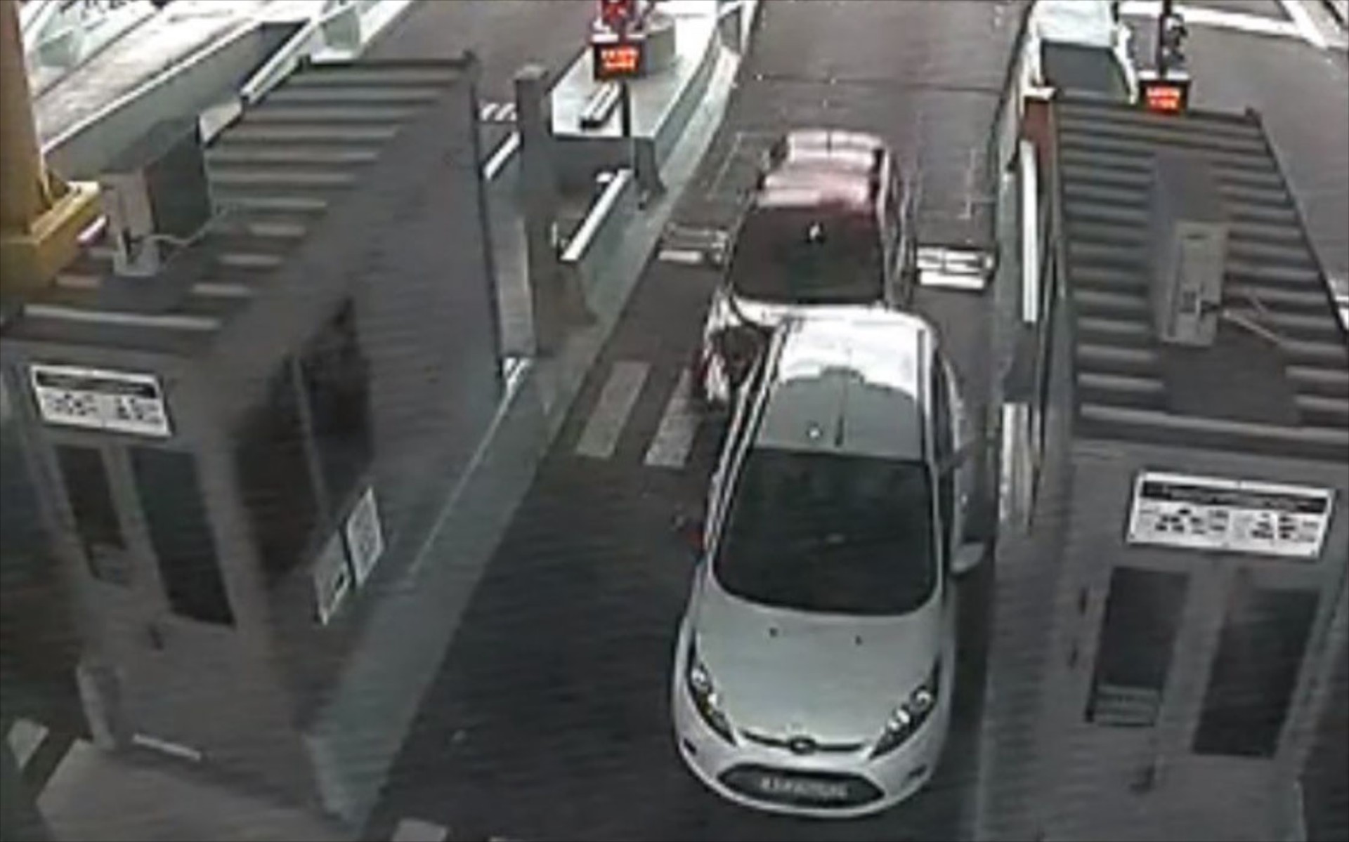 Video: Περίμενε να πληρώσει στα διόδια και έπεσε πίσω του άλλο αυτοκίνητο