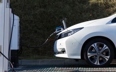 Με ειδικό αυτοκόλλητο στο τζάμι θα παρκάρουν δωρεάν τα ηλεκτρικά αυτοκίνητα