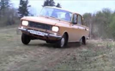 Ένας Ρώσος και ένα Moskvitch «οργώνουν» με το πλάι [Video]