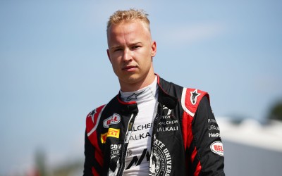 Ανερχόμενος πιλότος της F1 κάνει απρεπή χειρονομία στα social media και καταδικάζεται από την ομάδα του