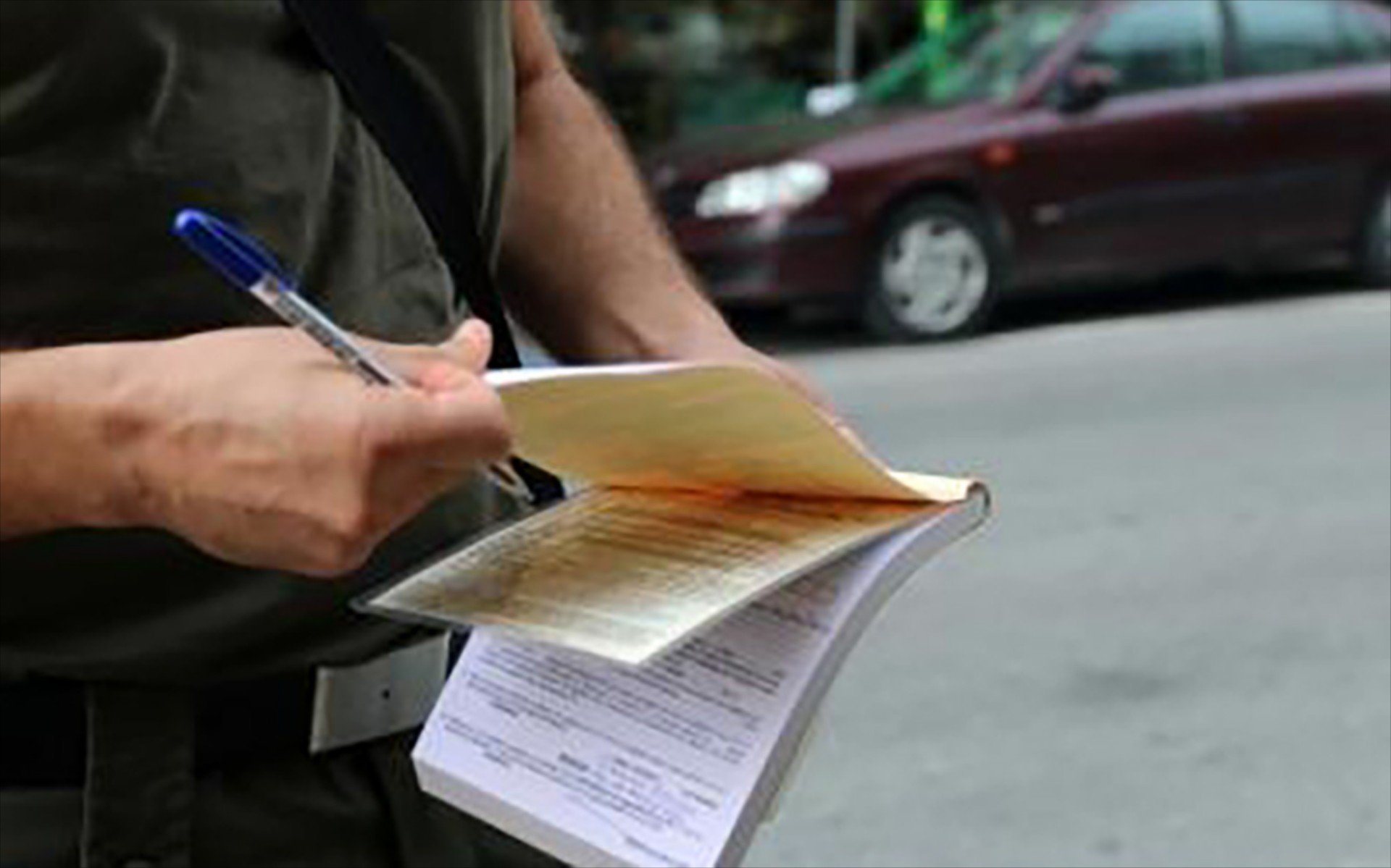 Μπακογιάννης: Ο νόμος μας επιβάλλει να στέλνουμε τις παλιές κλήσεις για παράνομη στάθμευση