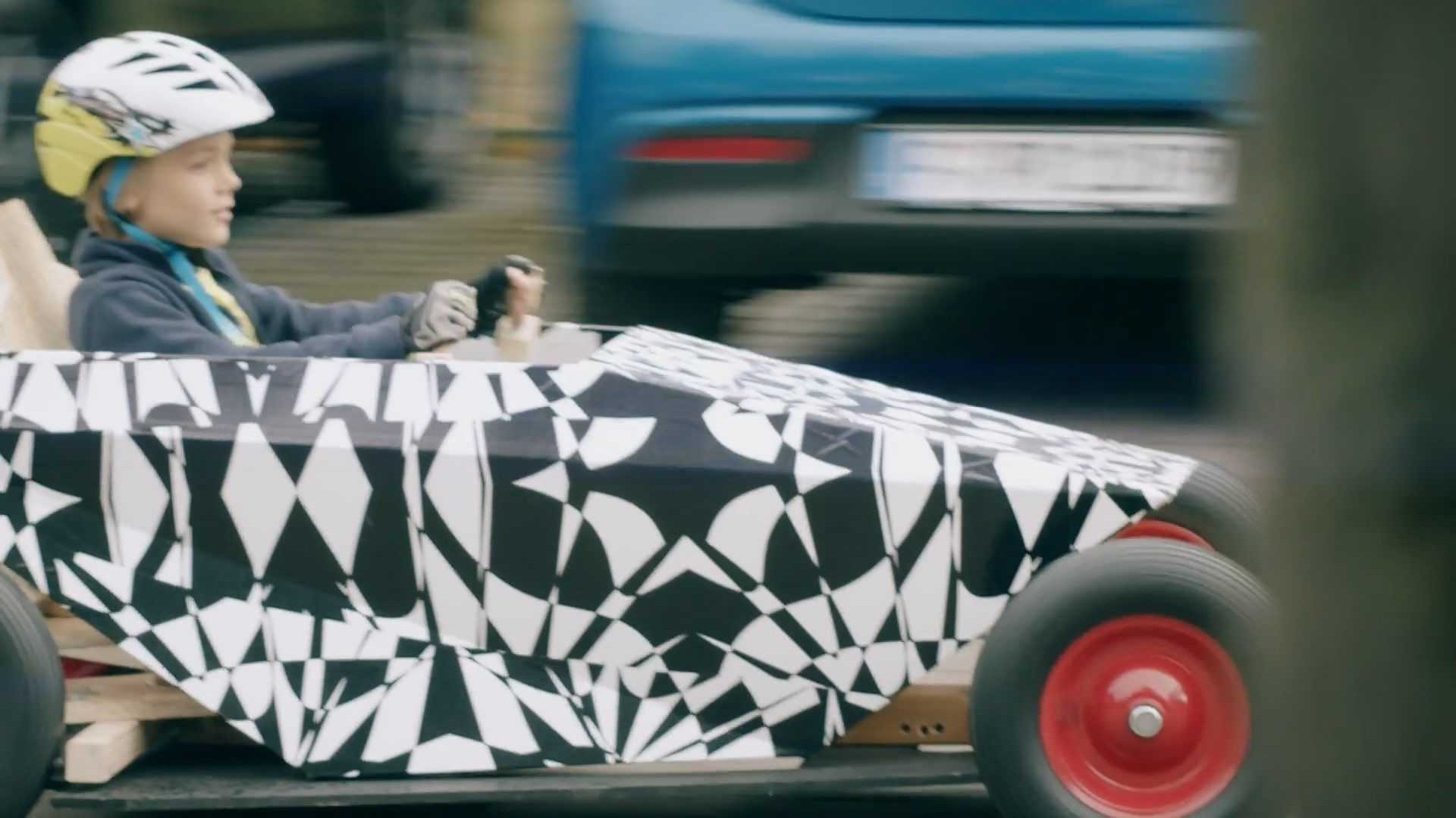 Με καμουφλάζ και το παιδικό αυτοκίνητο της Hyundai [Video]