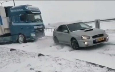 Subaru Impreza τραβάει νταλίκα στα χιόνια! [Video]