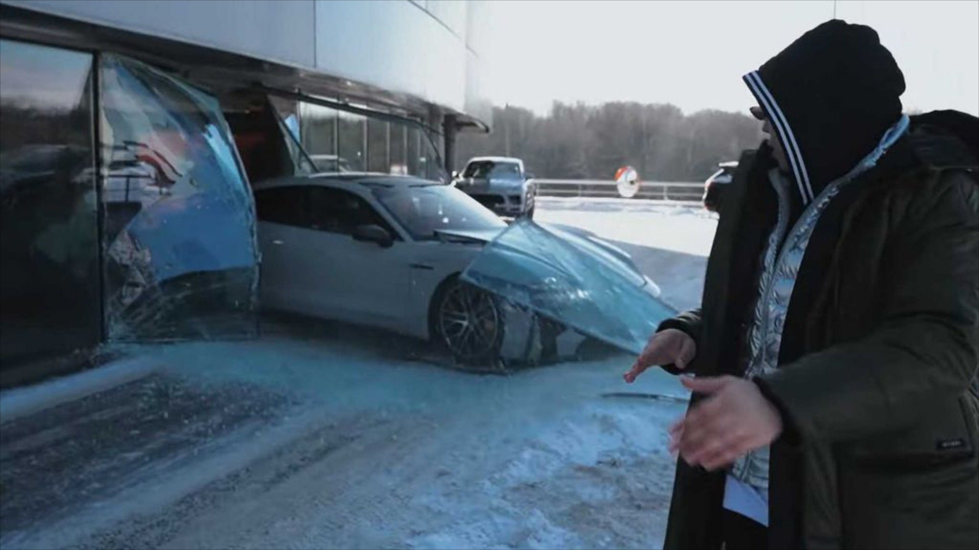Περνώντας μία Porsche Taycan μέσα από τζαμαρία αντιπροσωπείας [Video]