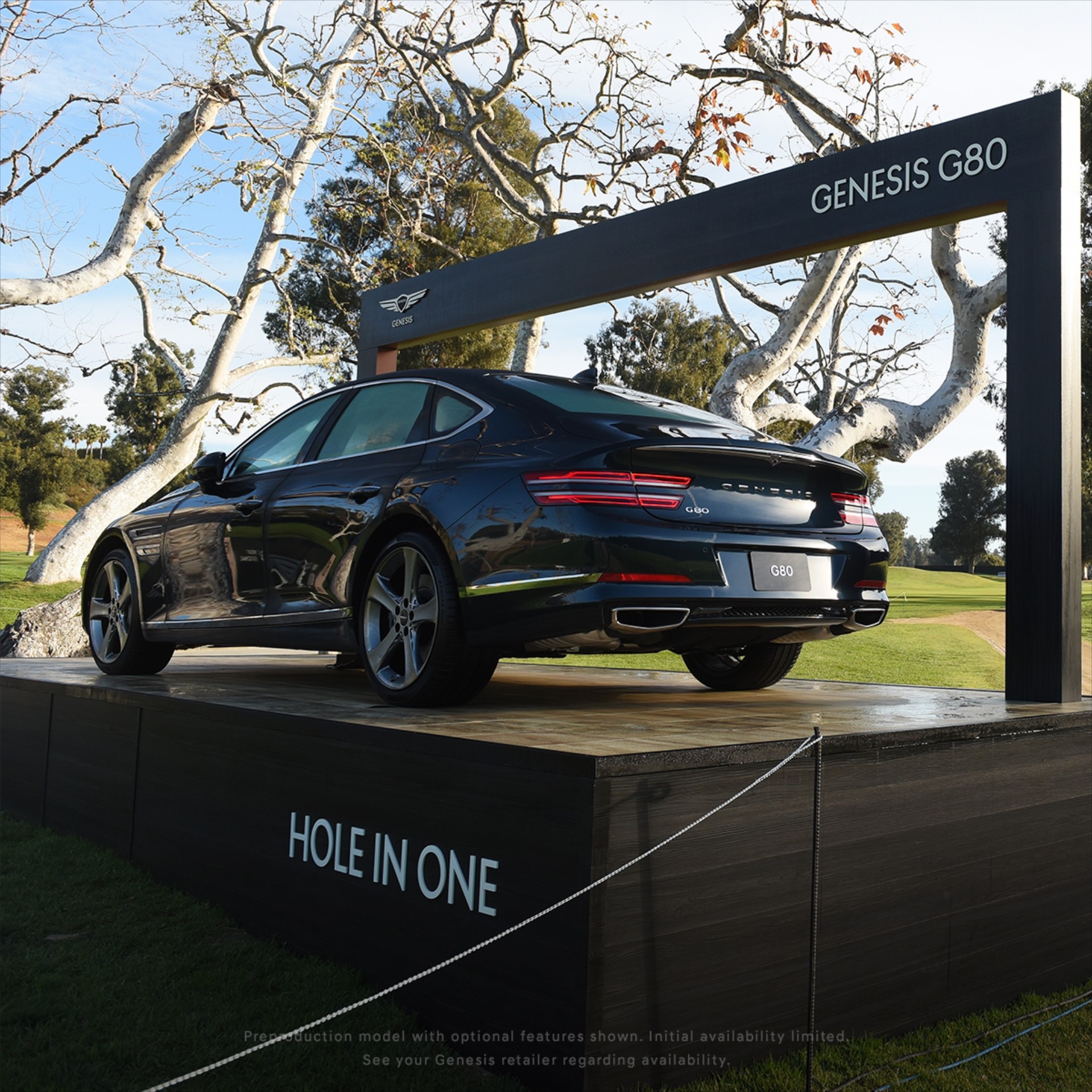 Έβαλε το μπαλάκι του γκολφ στην τρύπα με ένα χτύπημα και κέρδισε πολυτελές sedan! [Video]