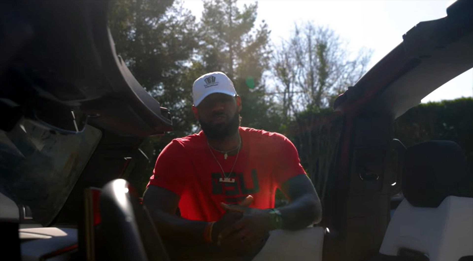 Ο Lebron James χαρακτηρίζει «κτήνος» το GMC Hummer EV! (video)