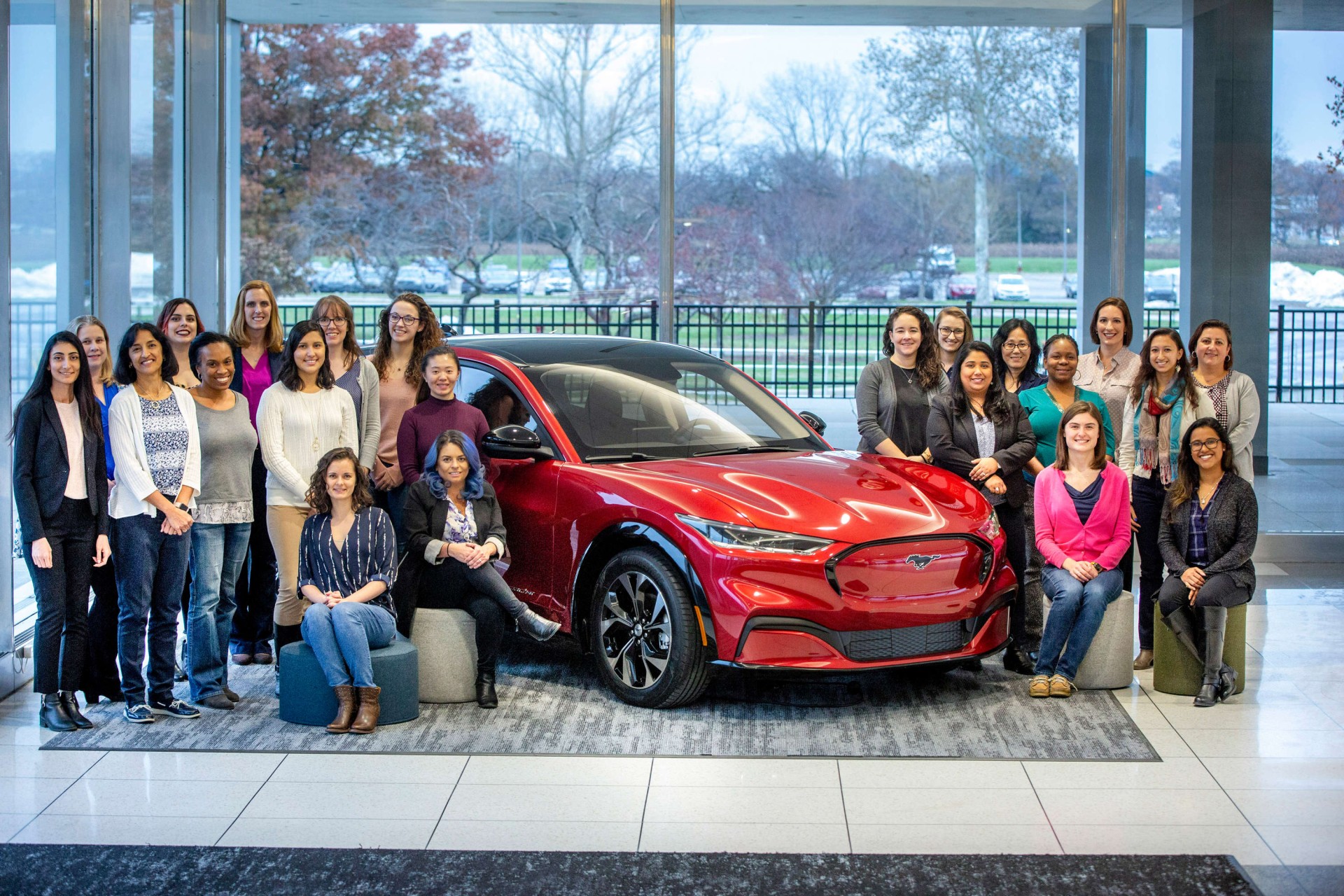 25 γυναίκες συμβάλλουν στην ευφυία της Mustang Mach-E