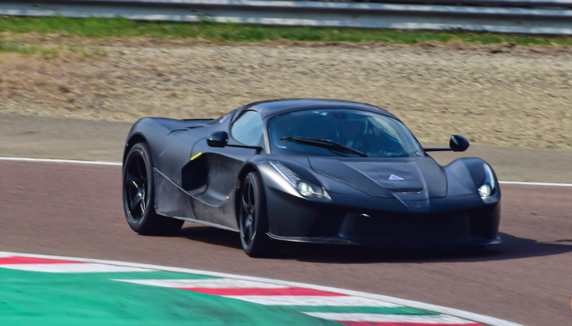 Ferrari: Νέο υβριδικό hypercar με «καβούκι» LaFerrari δοκιμάζεται στην πίστα [Video]